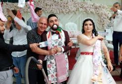 Takı merasiminde damada mutfak önlüğü, kepçe ve bulaşık süngeri takıldı
