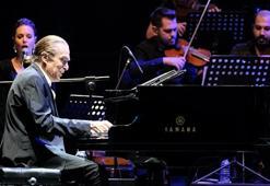 Dünyaca ünlü piyanist Fahir Atakoğlu’nun melodileri Boğaz’ı sardı