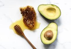 Yoğun bakım sağlayan avokado bal maskesi