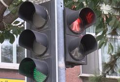 Renk değiştirmeyen trafik ışığı; yayaya kırmızı, araçlara hep yeşil