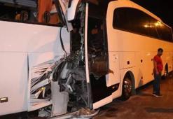 Tur otobüsü yolcu otobüsüne arkadan çarptı: 2’si ağır 25 yaralı