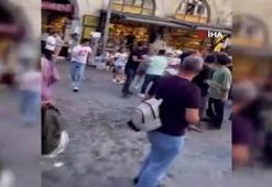 Tarihi Mısır Çarşısı'nda sandalyelerin havada uçuştuğu kavga kamerada