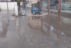 Yağmur sonrası yollar göle döndü