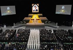 Küllerini eşi taşıdı... Japonya'nın eski başbakanı Shinzo Abe için tartışmalı cenaze