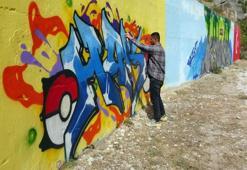 Yozgat'ın Aydıncık ilçesinin gri duvarları grafiti ile renkleniyor