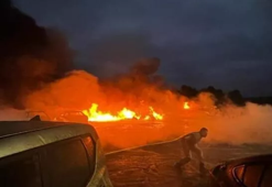 Uçak, araç galerisine düştü