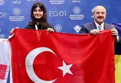 Duru Özer 'Kızlar Bilgisayar Olimpiyatı'nda altın madalya kazandı