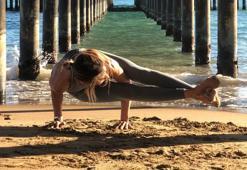 Zeynep Tokuş hem denize girdi hem de yoga yaptı