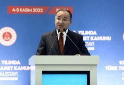 Adalet Bakanı Bozdağ: Kadınlar kıyafetlerine göre ayrı muameleye tabi tutulmasın
