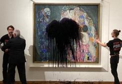 Avusturya'da iklim aktivistleri, ressam Klimt'in tablosuna siyah boya fırlattı