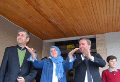 Öğretmenin evinin önünde duygusal anlar! Yüzlerce öğrenci ile karşılaştı