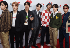 K-Pop grubu BTS üyelerinden Kim Seok-Jin zorunlu askerlik görevine başladı