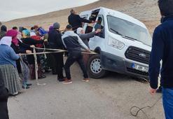 Şarampole yuvarlanmaması için iple minibüsü tuttular
