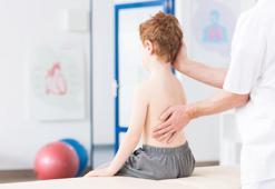 Çocuğunuzda skolyoz olup olmadığını nasıl anlayabilirsiniz? Omuzlara dikkat!