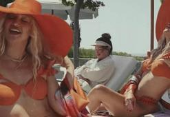 Kate Hudson bikinili sahnelerde zorlanmış