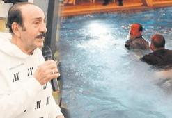 Mustafa Keser depremzedelere moral gecesinde havuza düştü!