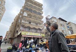 Deprem bölgesinde ağır hasarlı binanın önünde tehlikeli pazar