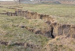Şiddetli depremler sonrası büyük yarıklar oluştu