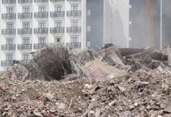 Galeria Sitesi'nin enkazını kaldırma çalışması başladı