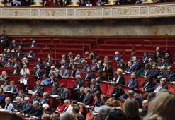 Fransa’da Macron hükümeti gensoru önergesinde kıl payı kurtuldu