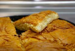 Sahurda tok tutan yufkalı kolay börek tarifi! Sadece 15 dakikada, su böreği tadında, fırınsız pişen börek