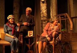 Nevra Serezli'yi sahnelere döndüren "Ağaçlar Ayakta Ölür" Türkiye turnesinde