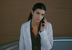 Tuba Büyüküstün heykeliyle poz verdi! Sevenleri ayırmakta zorlandı
