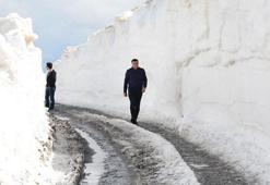 Kar kalınlığının 5 metreyi bulduğu Nemrut Krater Gölü yolu ulaşıma açıldı