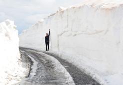 Kar kalınlığının 5 metreyi bulduğu Nemrut Krater Gölü yolu ulaşıma açıldı