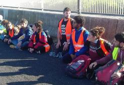 İtalya'da iklim aktivistleri yolu kapattı, uzun araç kuyrukları oluştu