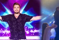 Eşinin yardımına koştu! Sahnede ceketini yırttı