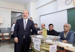 Bakan Varank oy kullanmak için 45 dakika sıra bekledi