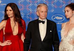 Kırmızı halıda Michael Douglas çıkarması! Kızlarıyla açılışa damga vurdular