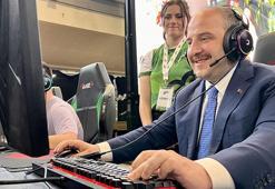 Bakan Varank, E-Spor turnuvasında gençlerle buluştu