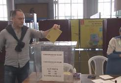 Cumhurbaşkanlığı ikinci tur oylaması başladı! Seçmenler havalimanında oy kullanıyor