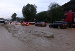 Ankara'yı sağanak vurdu, araçlar mahsur kaldı