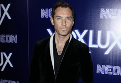 Jude Law: VIII. Henry rolü için kan, dışkı ve ter kokulu bir parfüm kullandım!