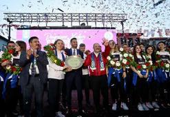 Bakan Varank, 'Poyrazın Kızları'nın şampiyonluk kutlamalarına katıldı