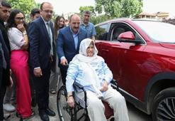 Bakan Varank, yürüme zorluğu çeken 70 yaşındaki kadını Togg ile sandığa getirdi