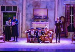 Tarsus Şehir Tiyatrosu, 'Çehov Vodvil' oyununu İzmir'de sahneledi