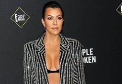 Kourtney Kardashian müjdeli haberi pankart açarak duyurdu