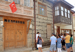 Turistlerin vazgeçilmez noktası oldu... Düğmeli evler yılda 8 bin kişiye ev sahipliği yapıyor