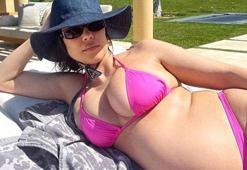 Hamile olan Kourtney Kardashian minik bikinisiyle poz verdi