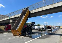 Harfiyat kamyonu trafikte giderken damperini üst geçide çarptı