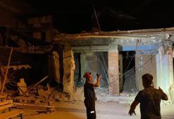 Osmaniye'de ağır hasarlı binanın üst katı kendiliğinden çöktü