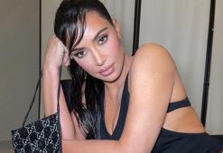 Kim Kardashian üzerine küçük gelen bikinisiyle sere serpe poz verdi
