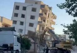 Ağır hasarlı 5 katlı bina, yıkım sırasında çöktü! Etrafı bir anda toz bulutu kapladı