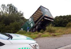 Edirne'de devrilen TIR'ın sürücüsü hayatını kaybetti