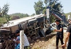 Cenaze namazı kılanların arasına kamyon daldı! Ölü ve yaralılar var