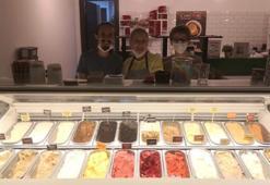 İnsanların keyifle yiyeceği dondurmalar yapıyorlar